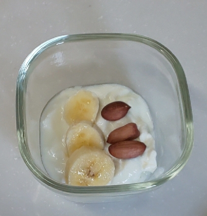 バナナとピーナッツのヨーグルト