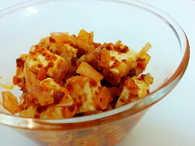 透明の器に盛られたクリームチーズ食べるラー油
