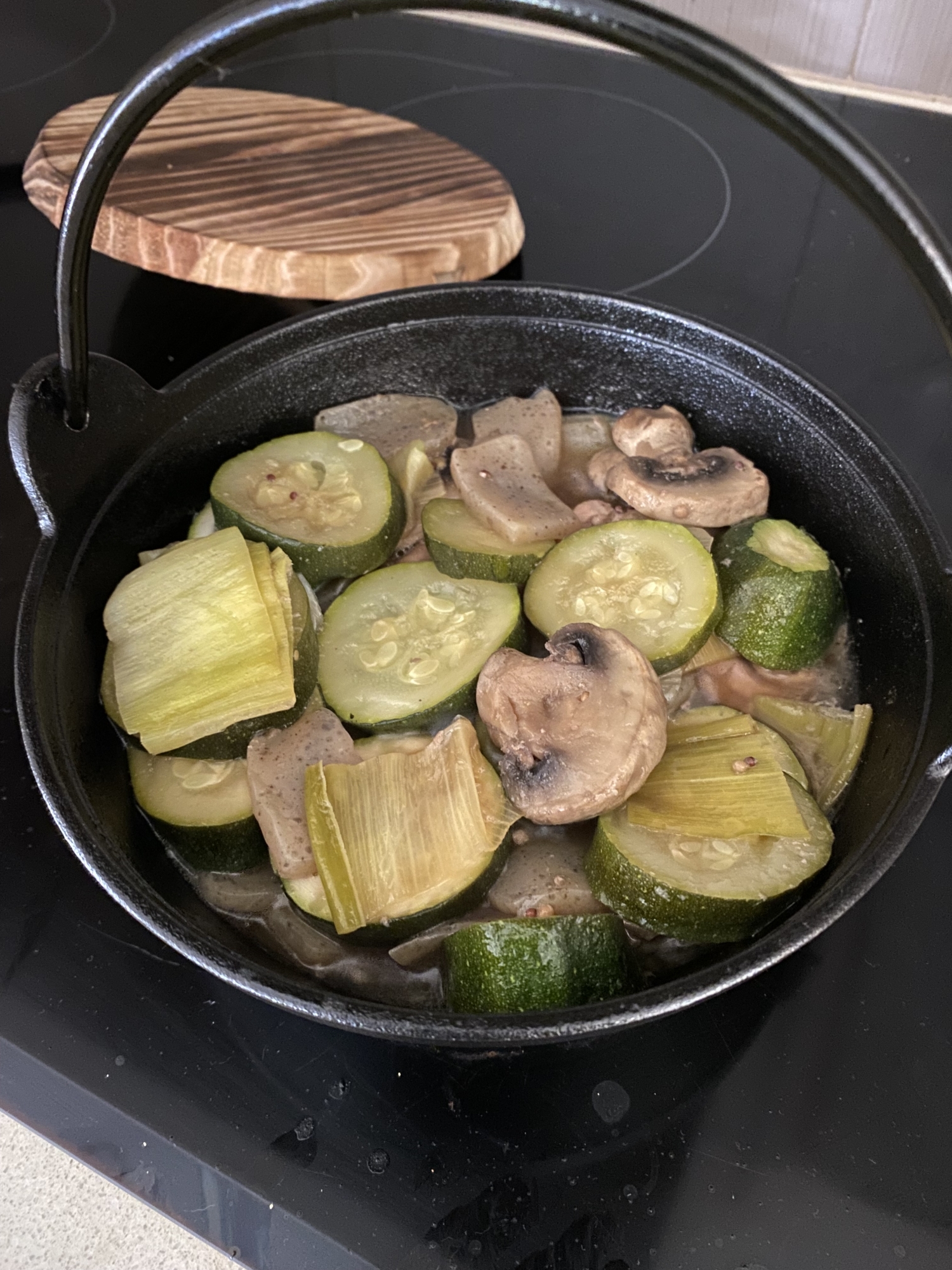 鶏と野菜の鉄鍋煮込み