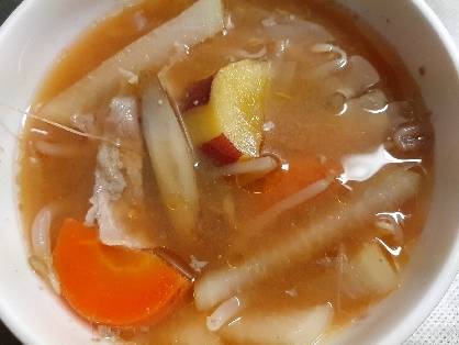 野菜の優しい甘さが美味！たっぷり根菜の味噌汁♪