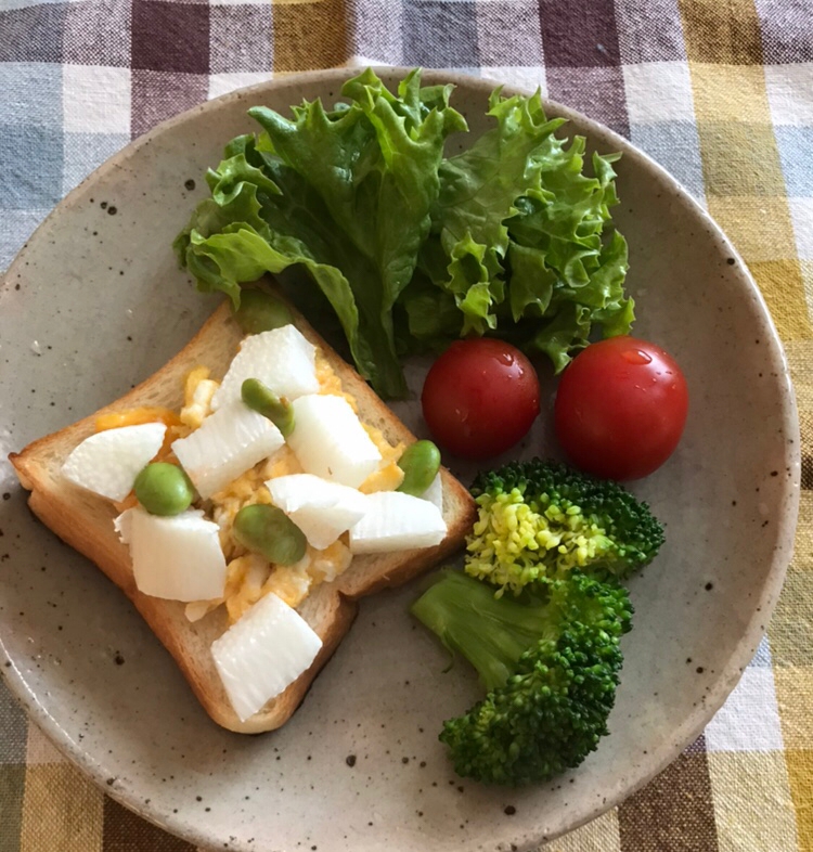 炒り卵と長芋、枝豆のせトーストの朝ごはん