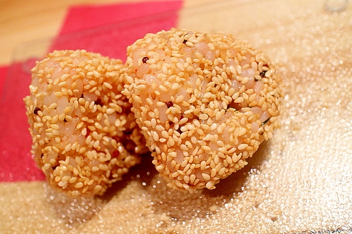 お弁当に最適！明太パスタソースで簡単ゴマおにぎり♪