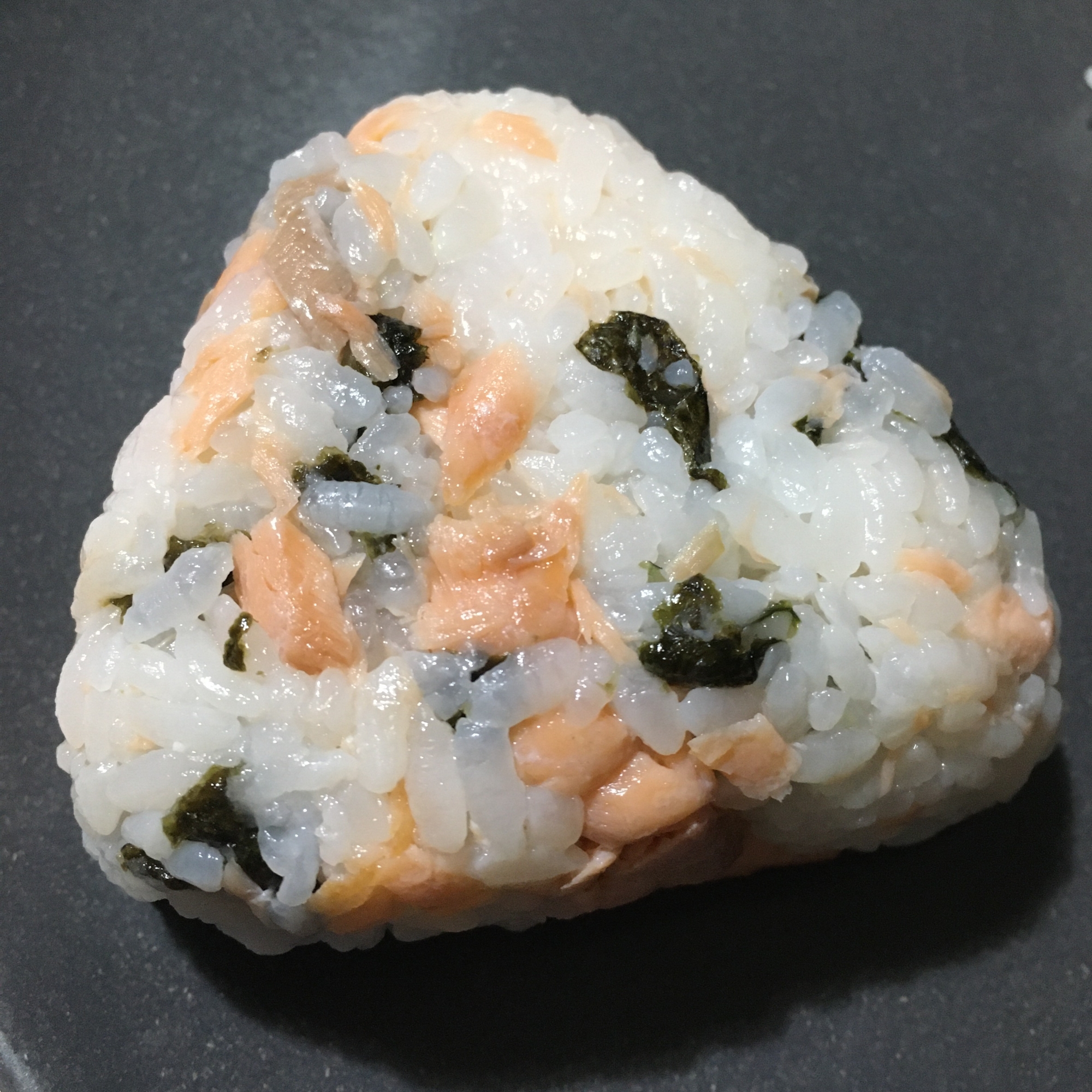 焼き鮭と海苔の混ぜご飯おにぎり