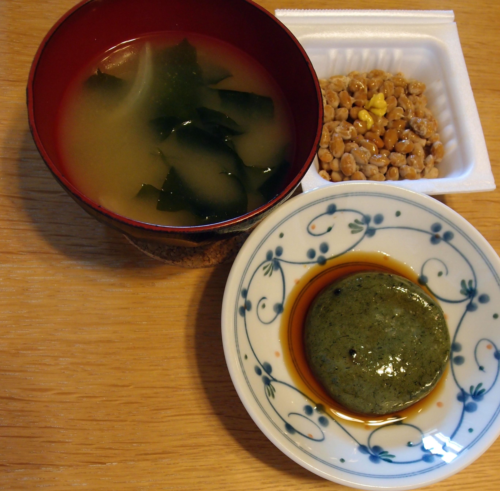 玉ねぎとわかめのお味噌汁と納豆と砂糖醤油餅の朝食