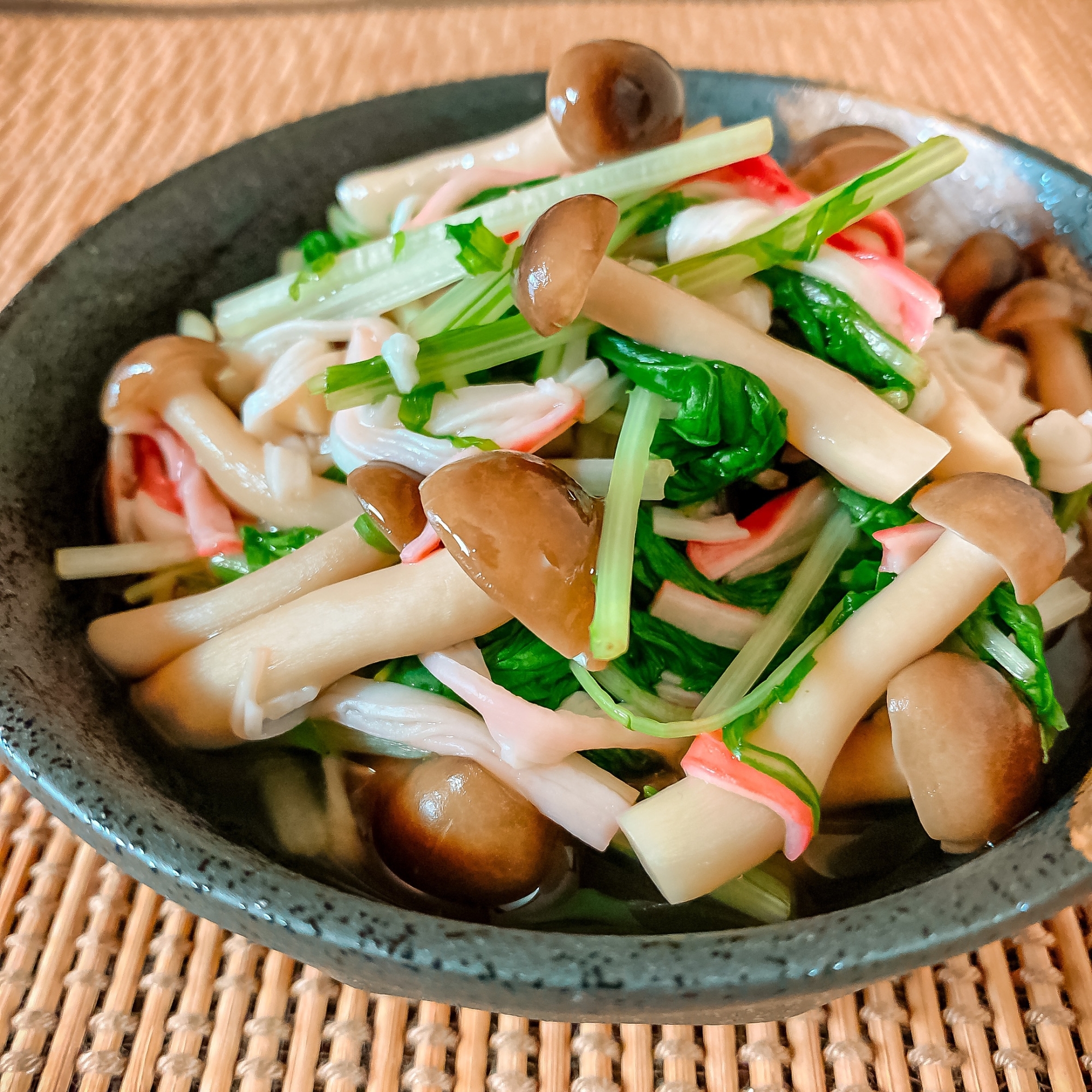 カニカマで彩りプラス♪水菜としめじの煮びたし