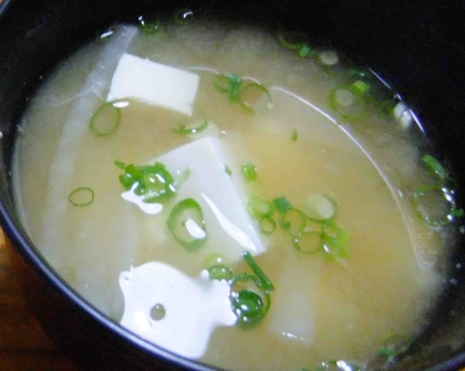 冬は大根のお味噌汁美味しいですね♪
ネギとお豆腐も入れました。温まってごちそうさま！来年もよろしくね。(=^・^=)