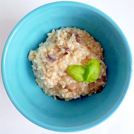 水色の丸皿に盛り付けた玄米のきのこリゾット