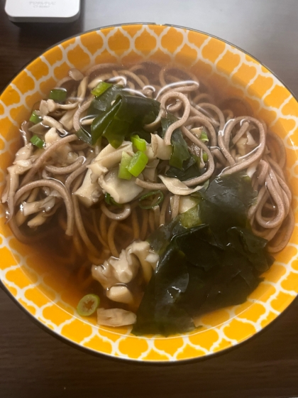 きのこと　蕨の　あったかい蕎麦