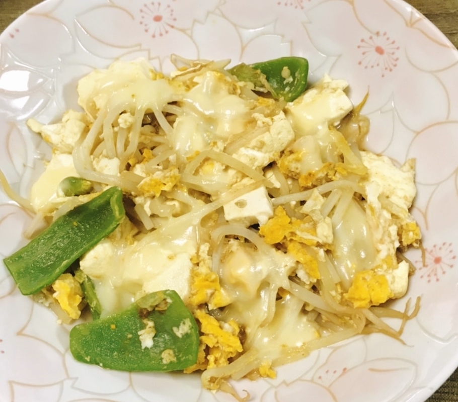 ピーマンとモヤシと玉子のカレー炒り豆腐、チーズ乗せ