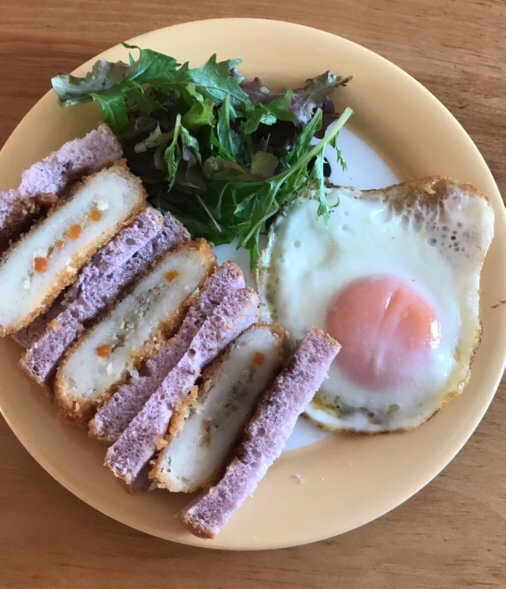 コロッケサンドと目玉焼きの朝ごはん