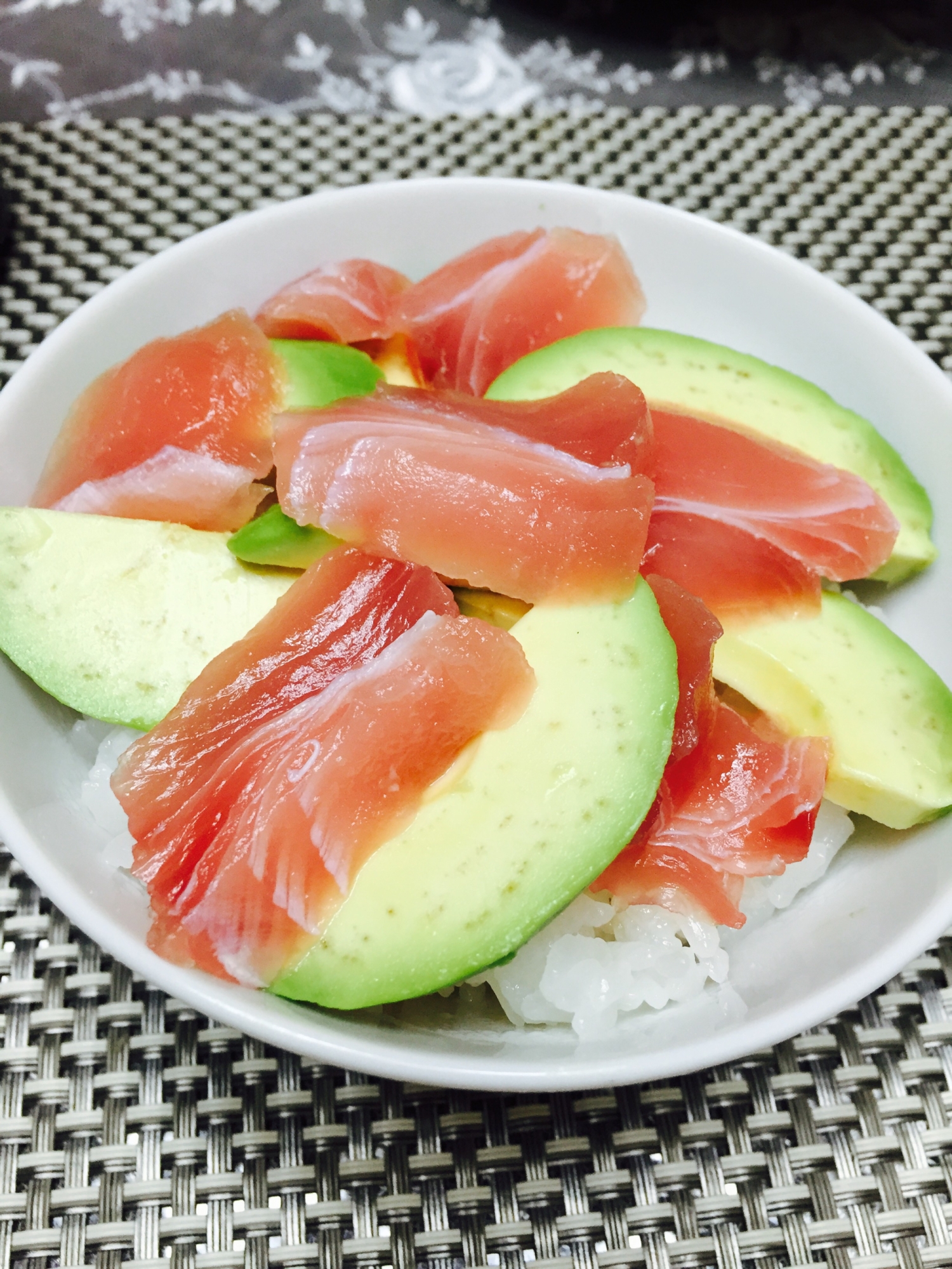 韓国風アボカドマグロ丼