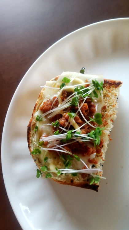 チーズトーストアレンジ 鶏そぼろ&貝割れ菜