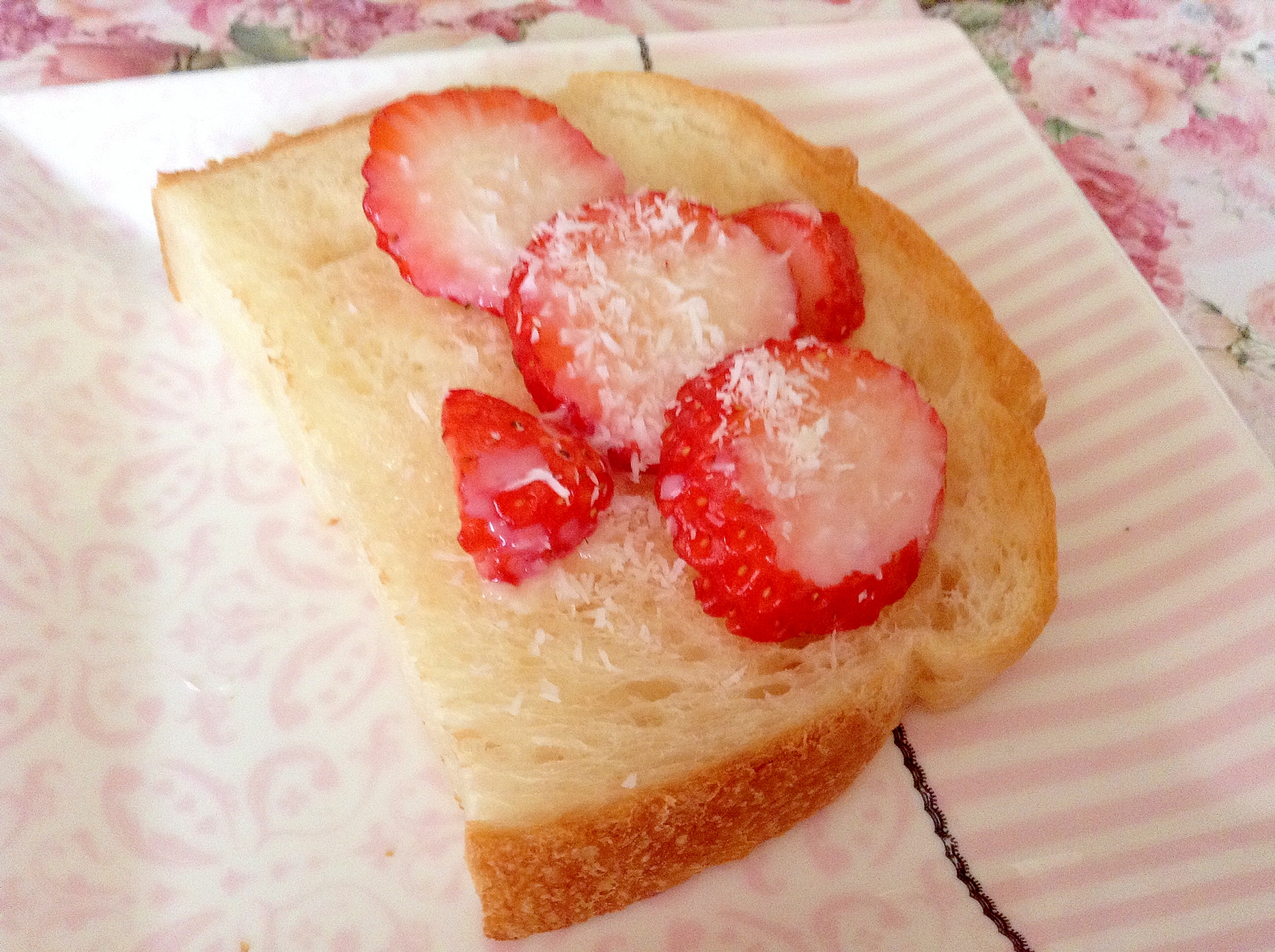 ミルキー♡苺のココナッツ練乳トースト