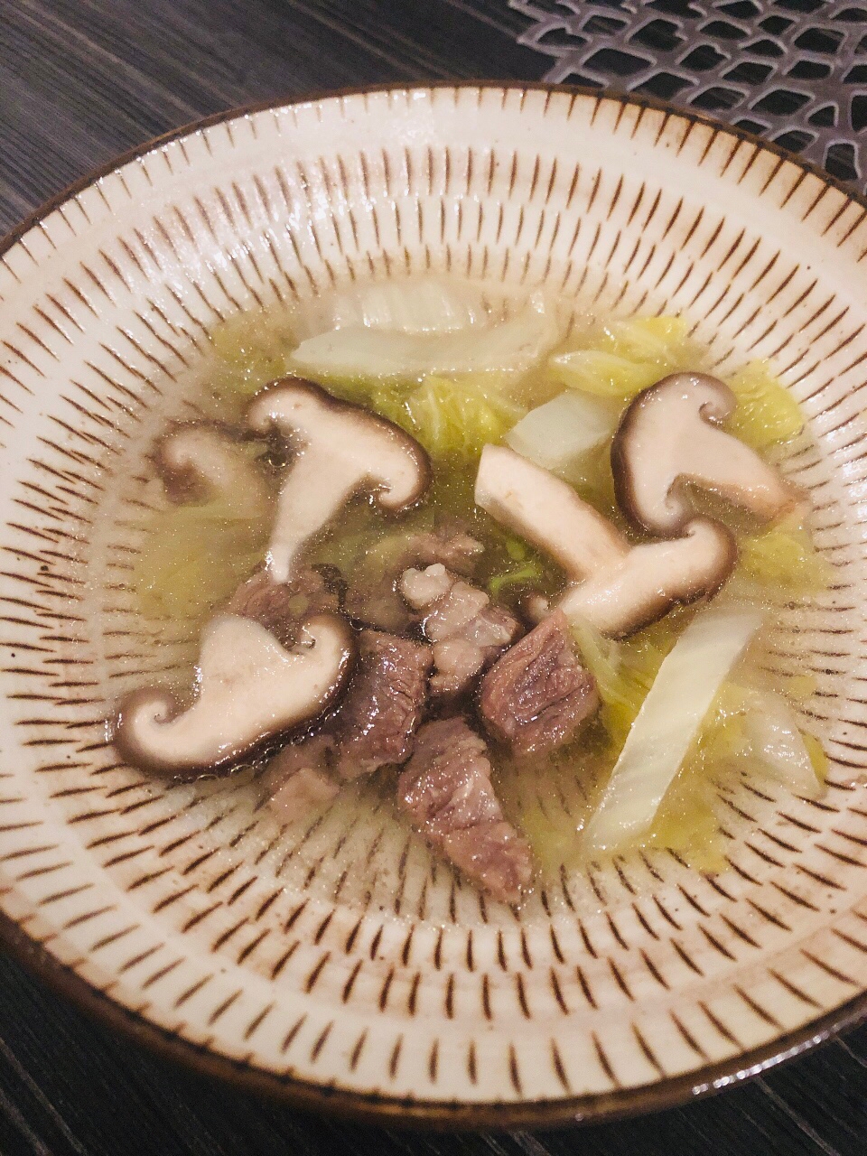 牛肉と椎茸、白菜のスープ