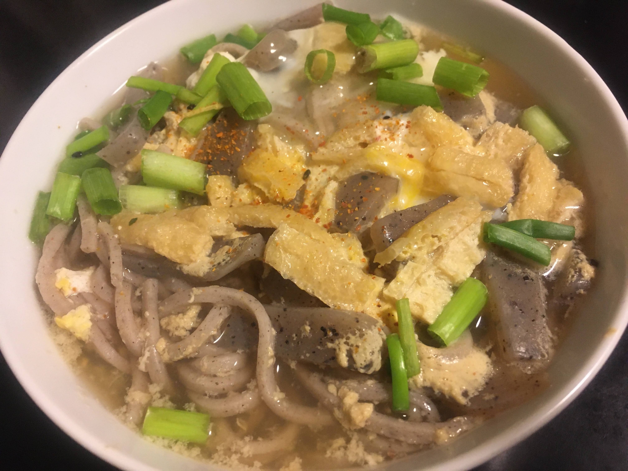 こんにゃく、油揚げ、小葱の卵とじ蕎麦