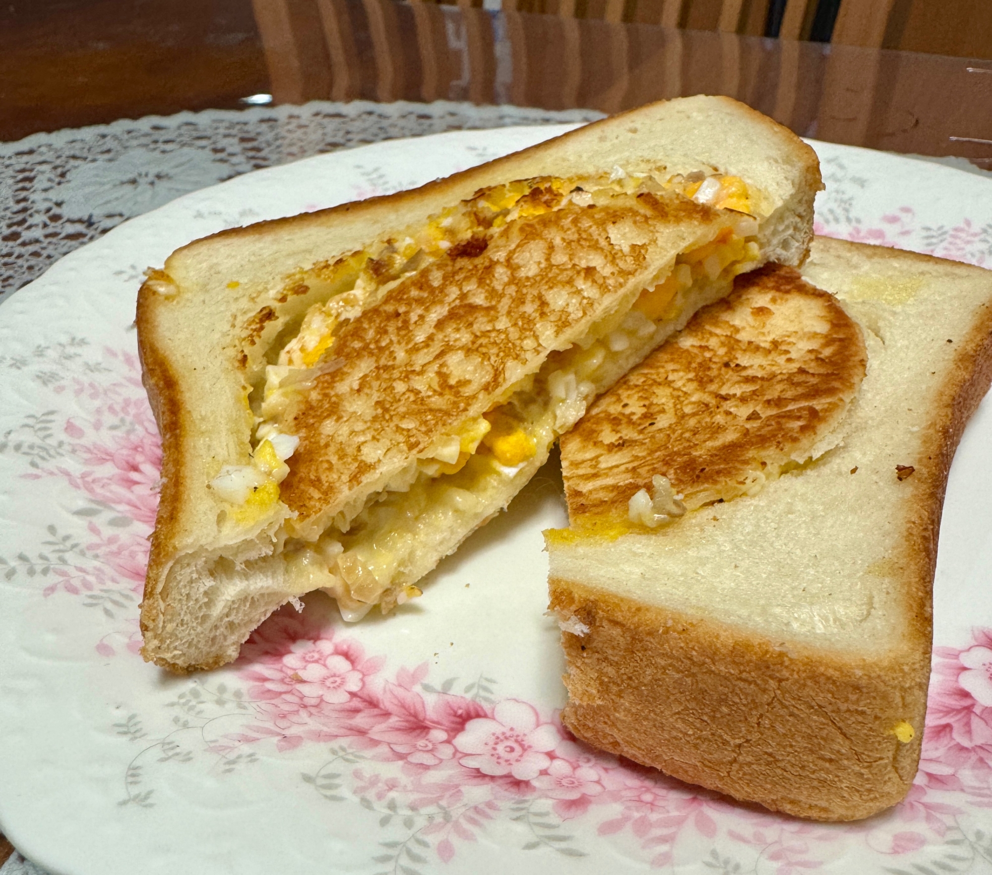 穴あき食パンで!ゆで卵とチーズと…☆ホットサンド