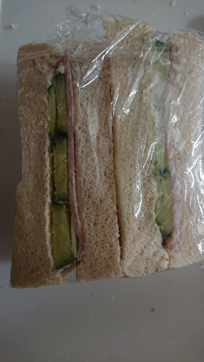 ハムとチーズときゅうりのサンドイッチ