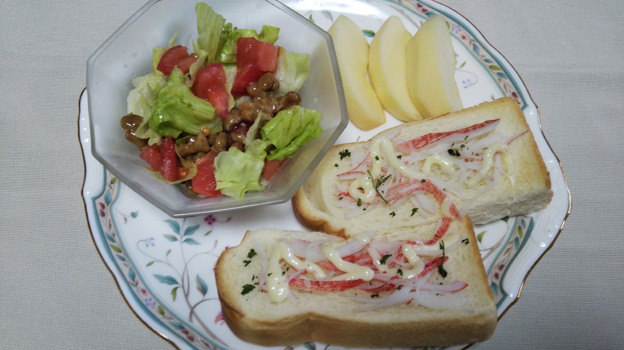 蟹カママヨトーストと納豆レタストマトサラダ☆