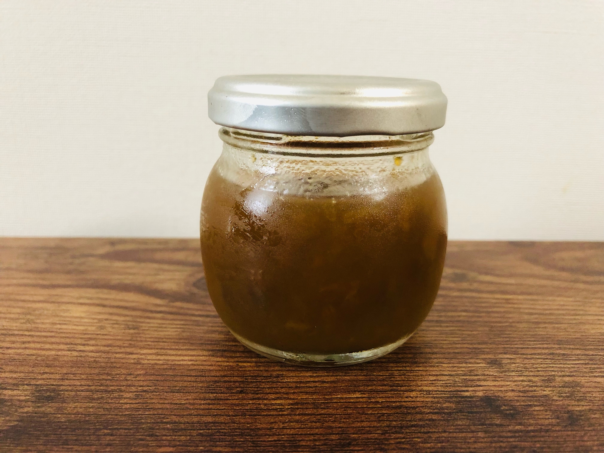 ガラス瓶に入った梅ジャム