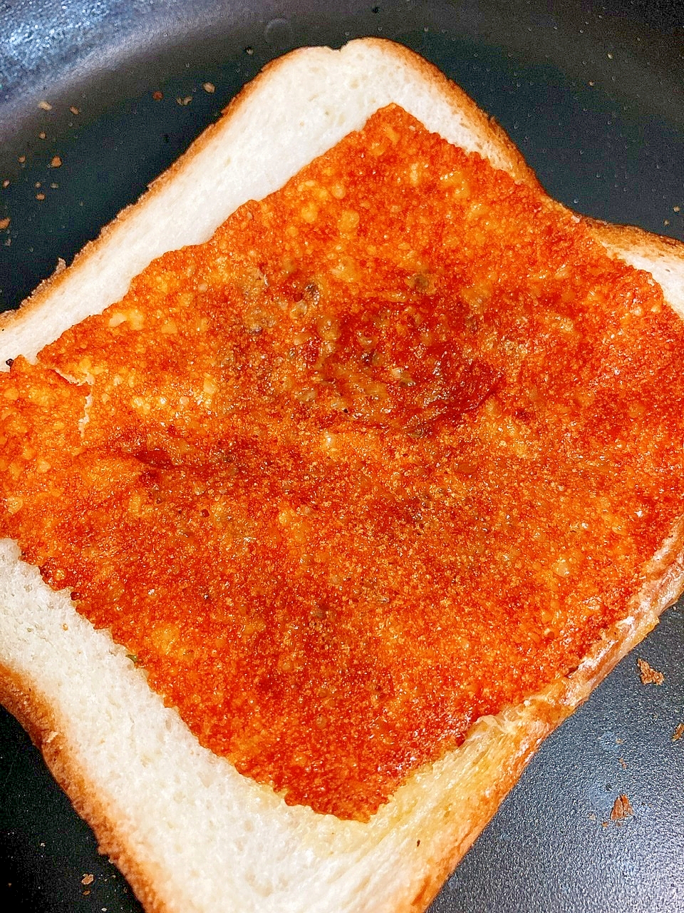 フライパンで作る！チーズ七味トースト