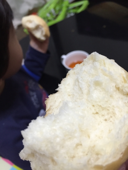 ふかふか、もっちり、ほんのり甘い美味しいパンが簡単に焼けました！2歳息子も夜ご飯の後なのにモリモリ食べてます…材料用意できず、豆乳→牛乳、なたね油→バターです