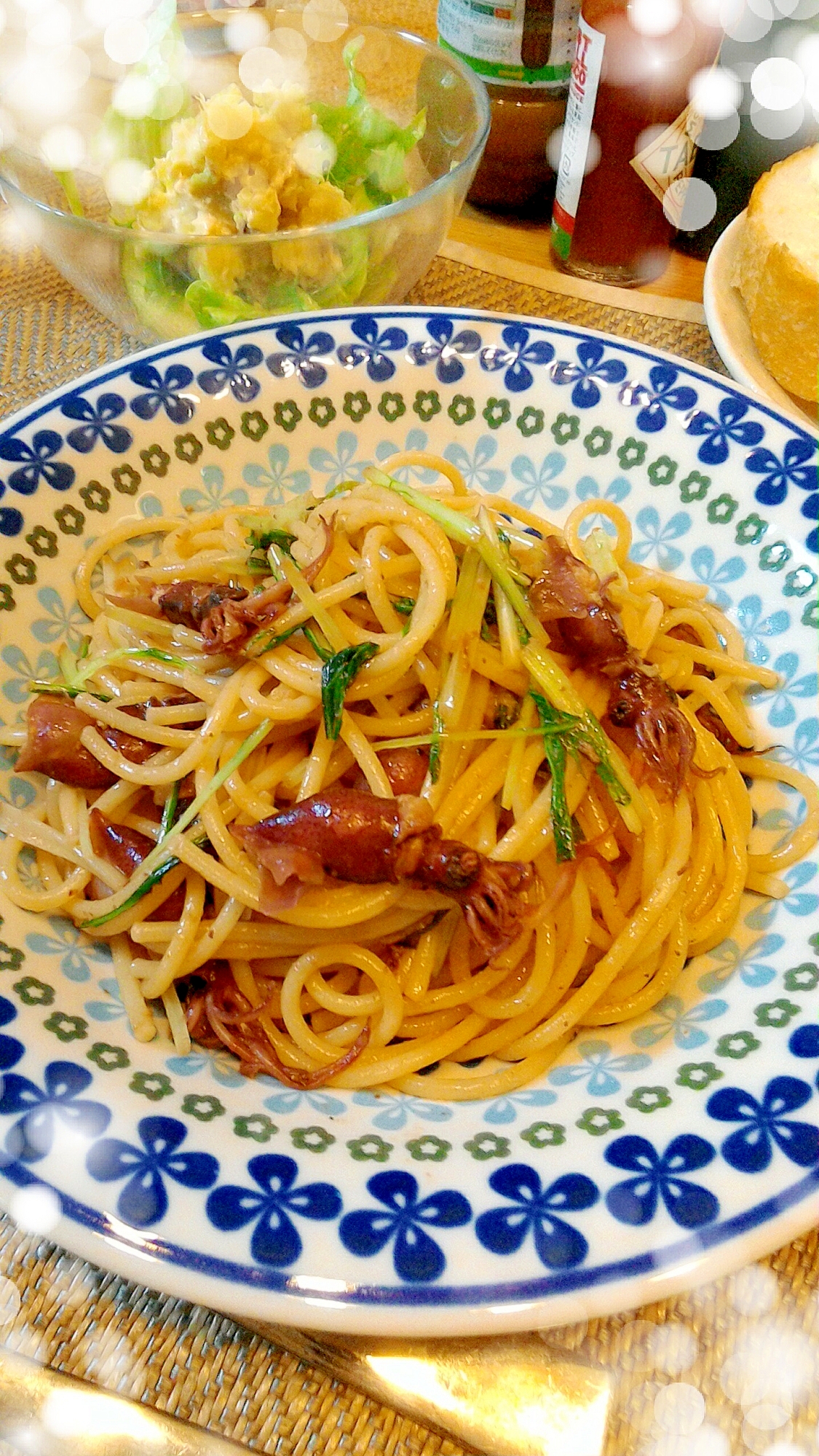 花柄のお皿に盛り付けられたホタルイカのバターしょうゆパスタ