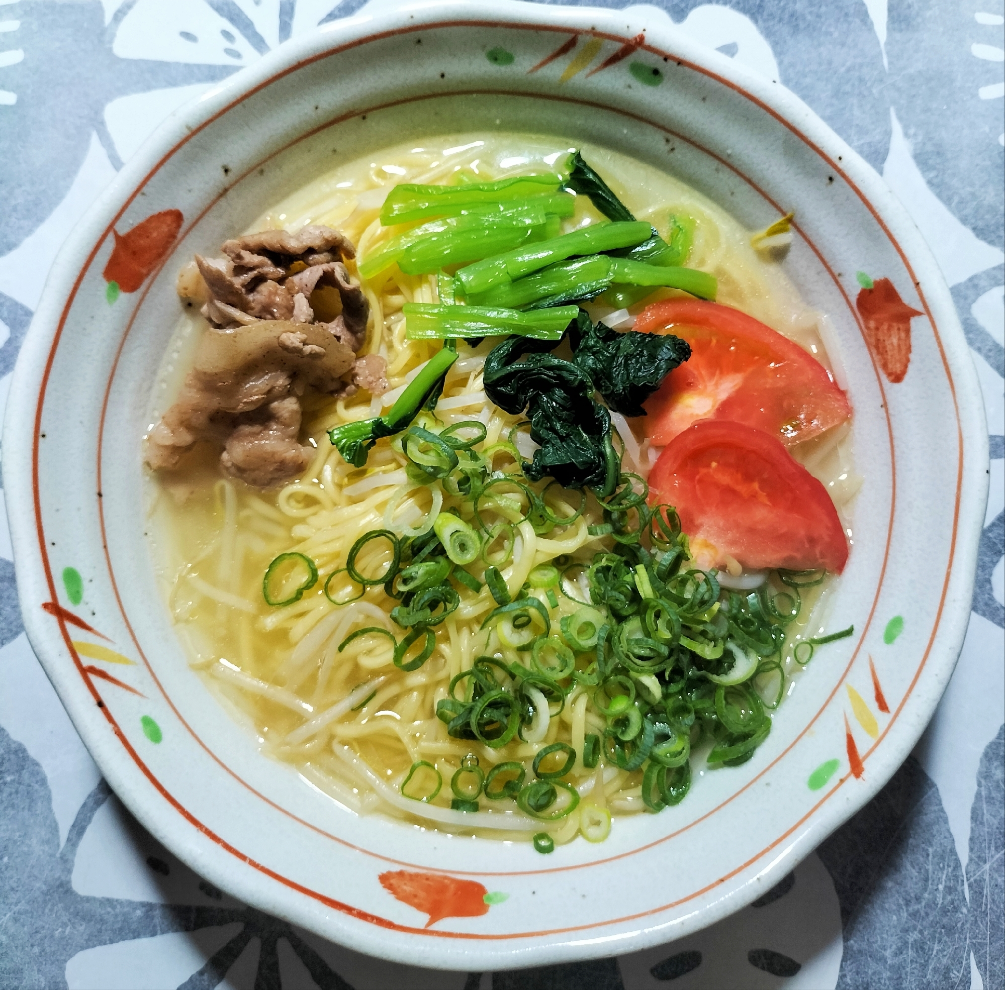 小松菜とトマトと豚肉入り塩ラーメン