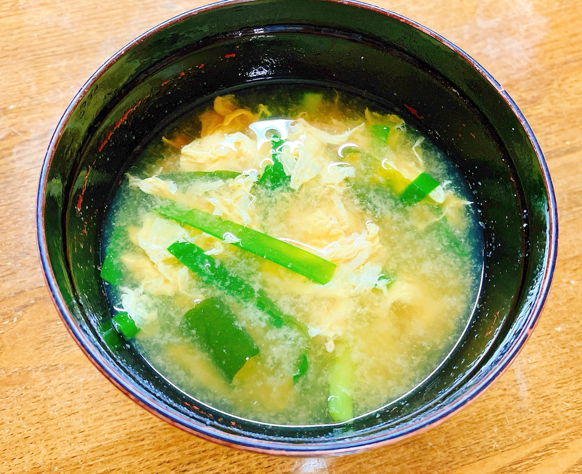 ニラと卵とワカメの味噌汁