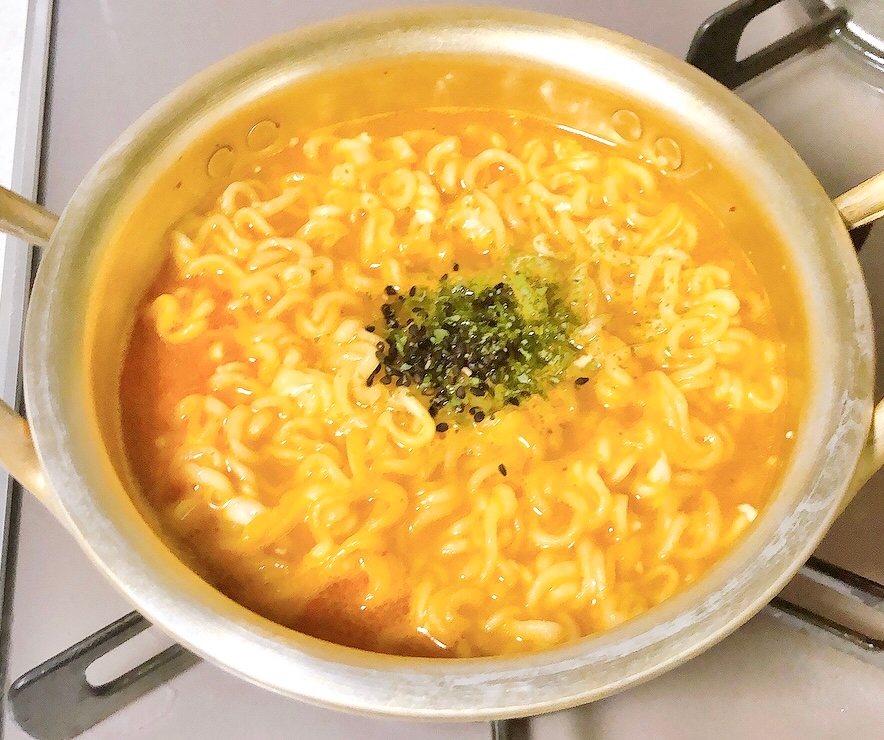 簡単⭐チーズと味噌入り辛ラーメン