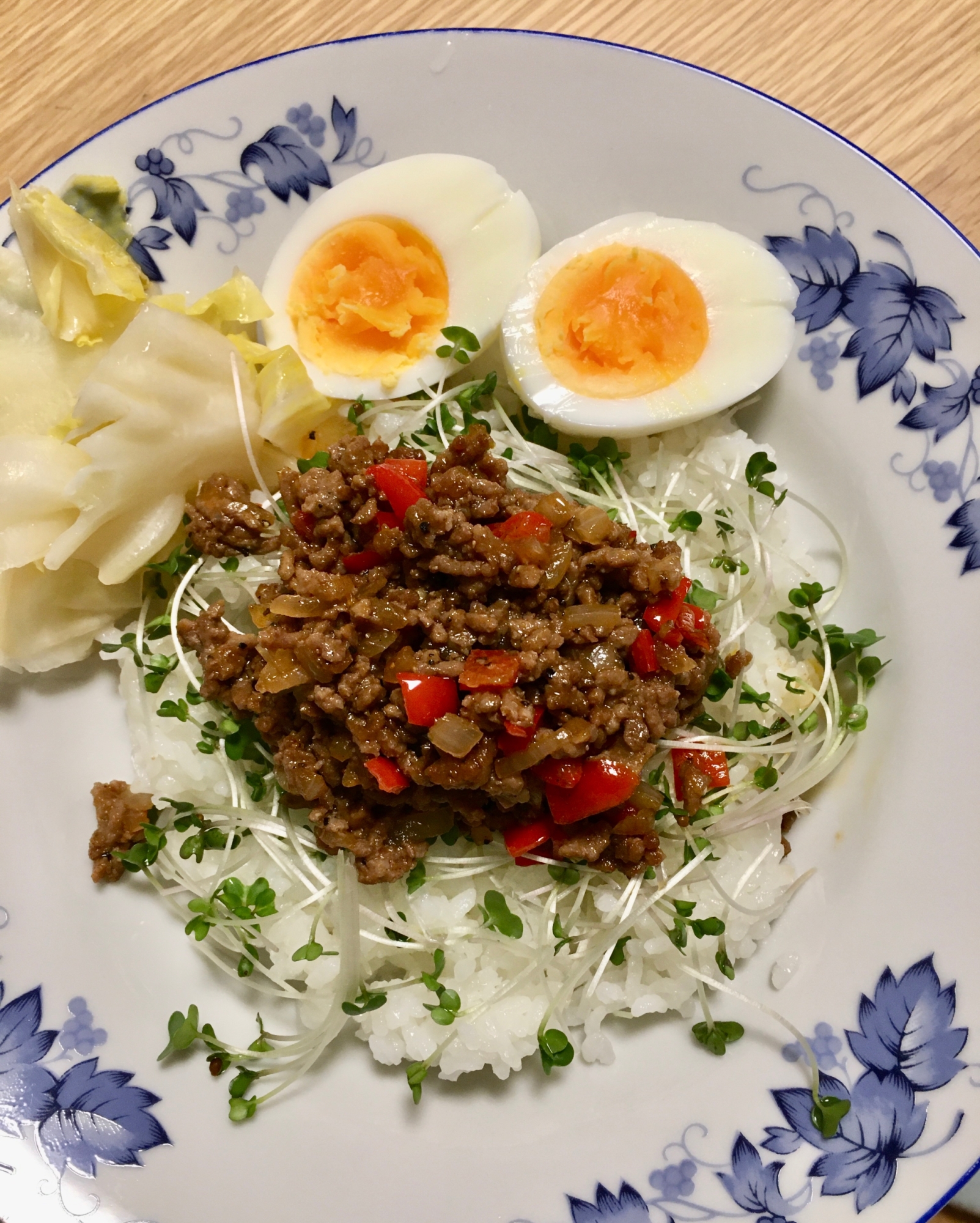 簡単☆お昼ご飯にピッタリ！甘辛挽き肉のせごはん