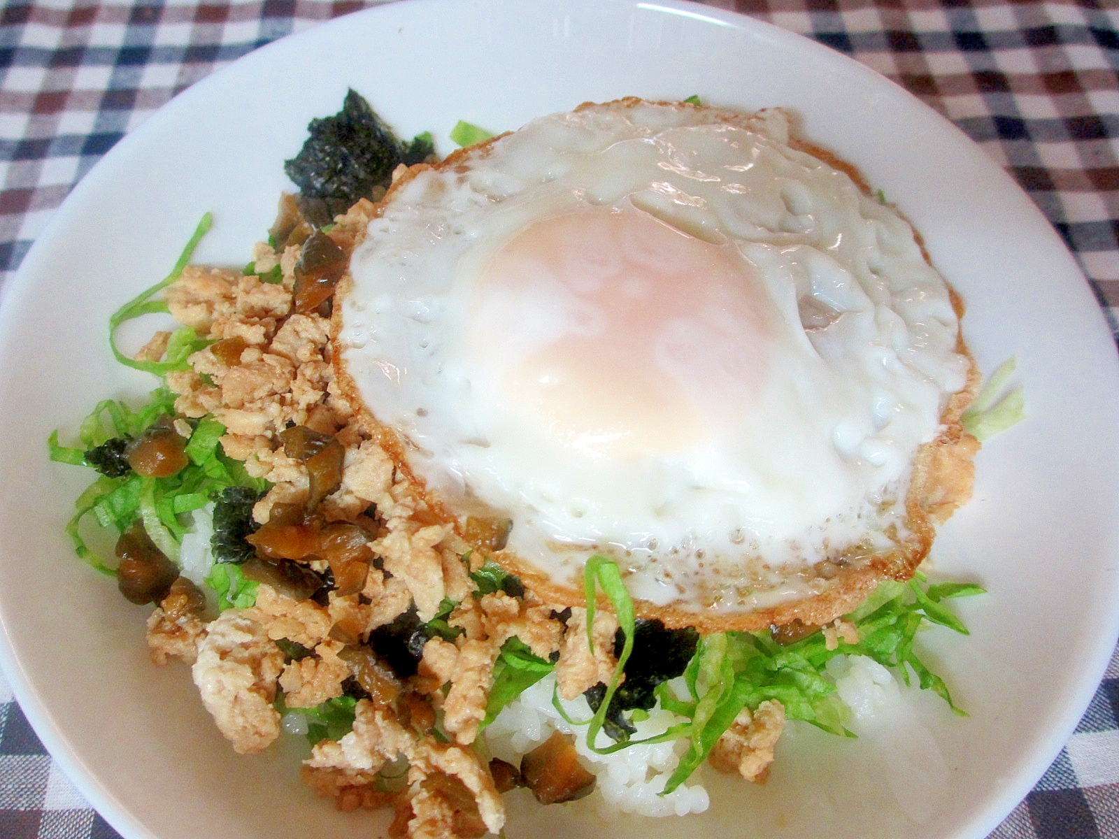 鶏そぼろキューちゃん目玉焼き丼