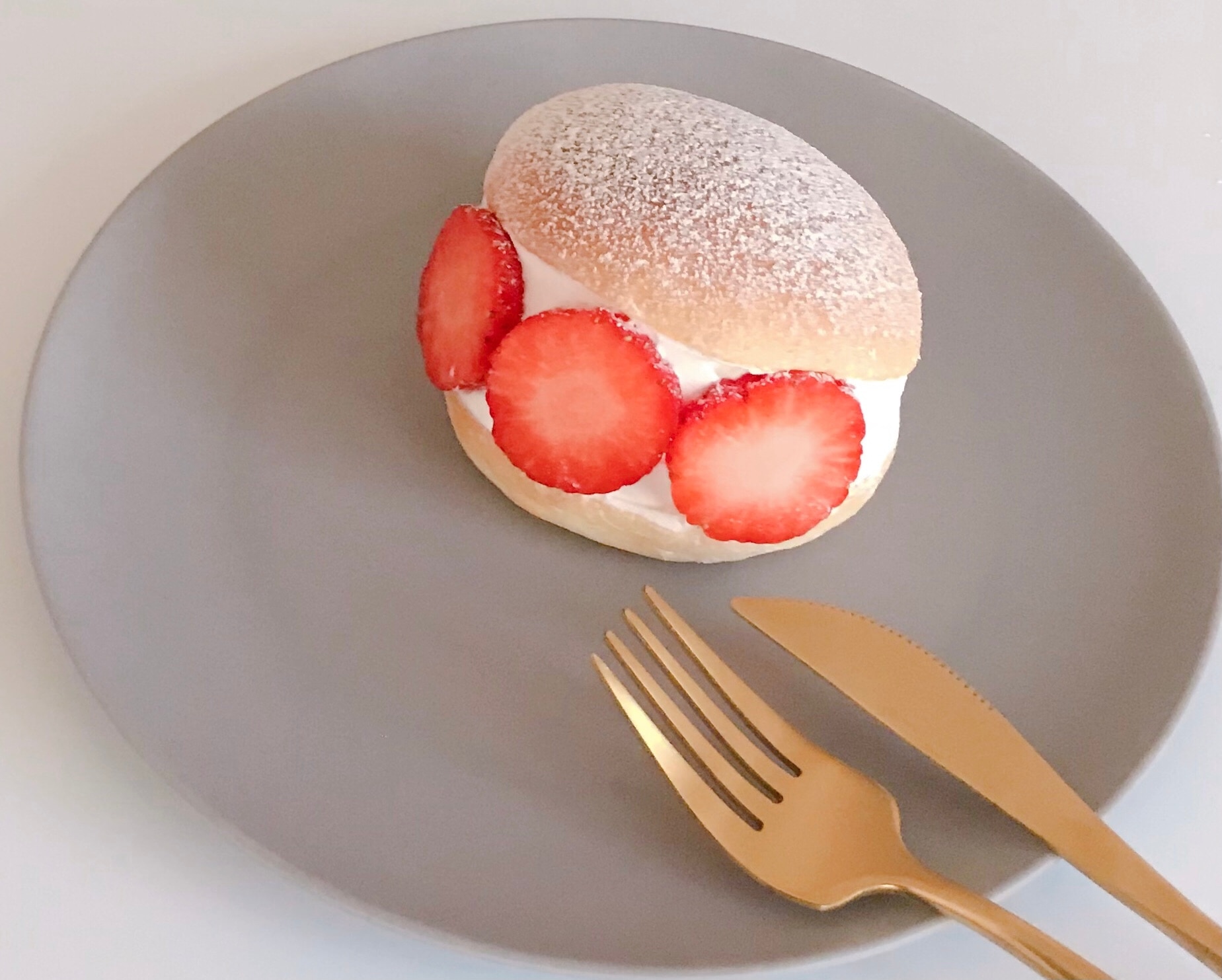 市販のパンで簡単♪苺ミルクなマリトッツォ♡ レシピ・作り方 by Tai