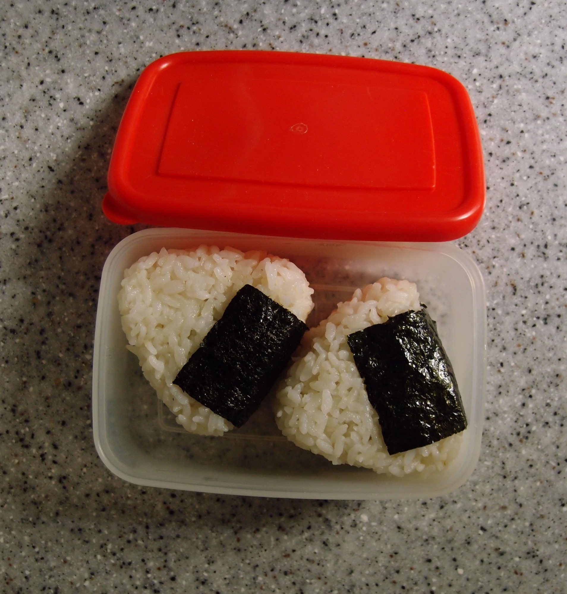 タバスコ入り☆ピリ辛ウィンナーのおにぎり弁当