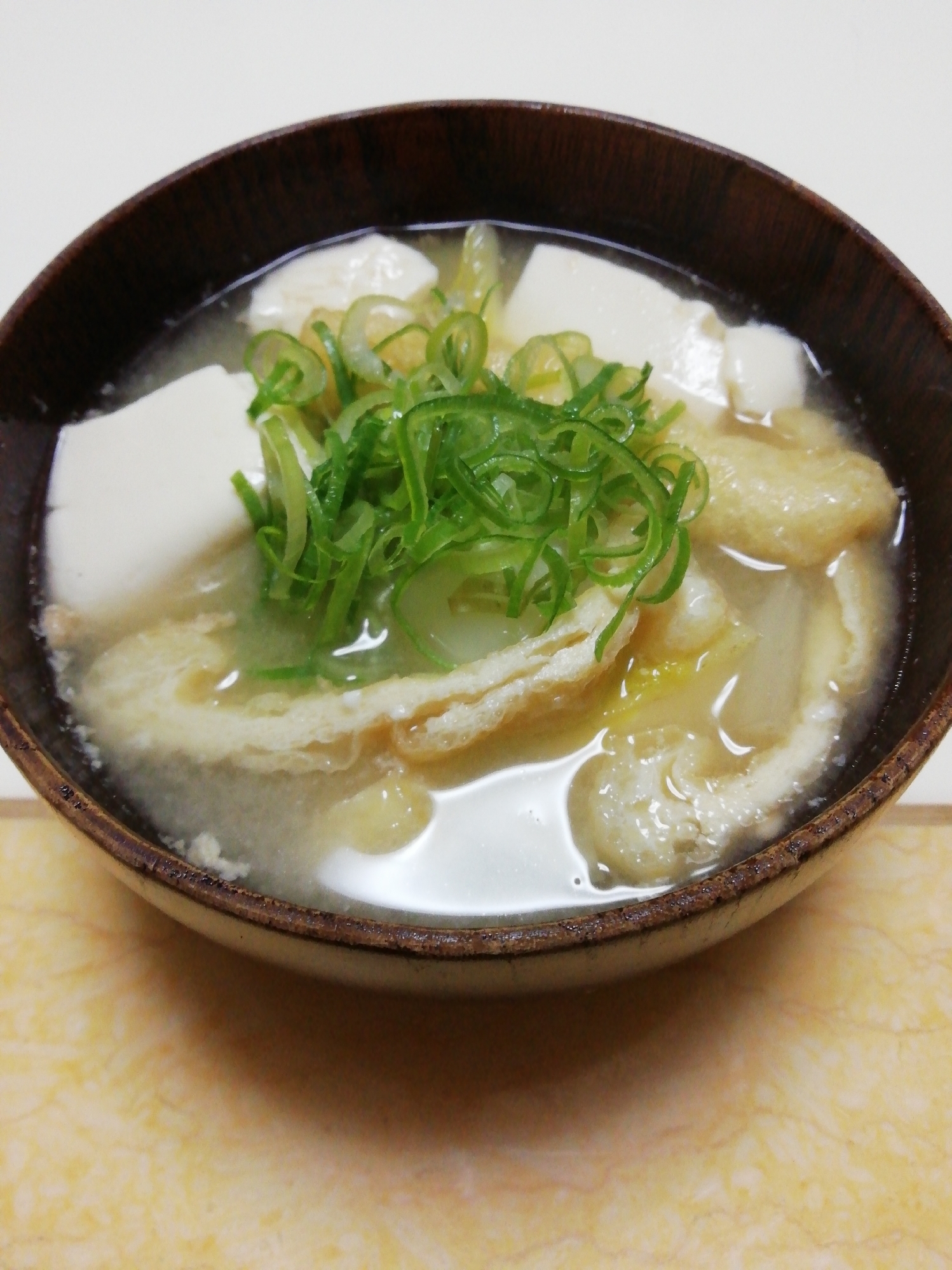 豆腐と白菜と油揚げの麦味噌汁