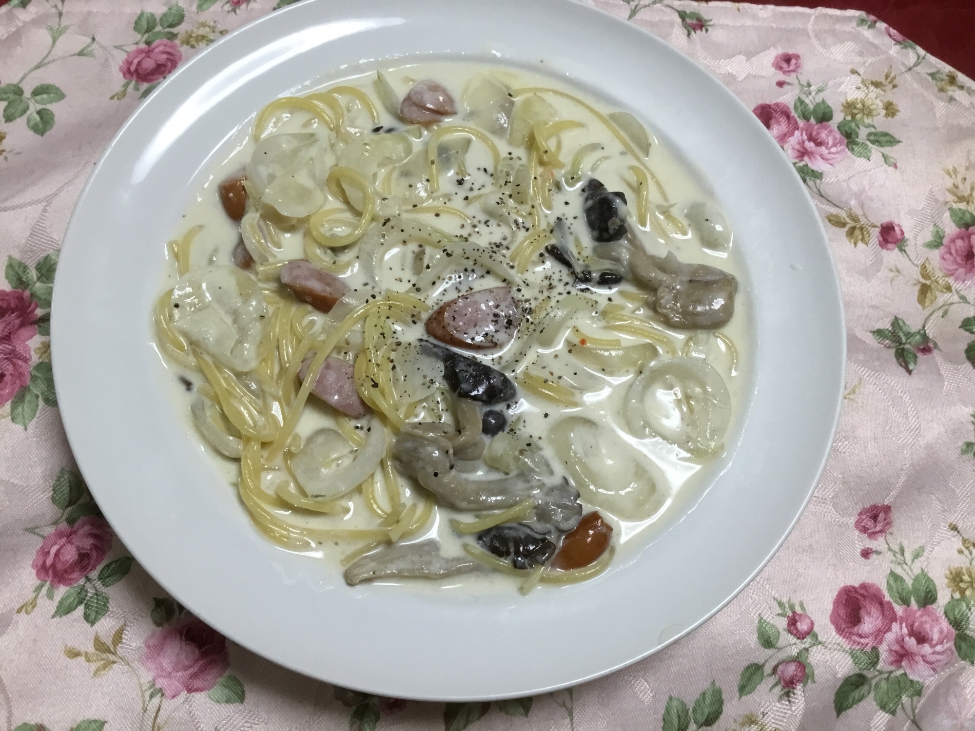 お昼ご飯に　ウインナーと玉ねぎのクリームパスタ