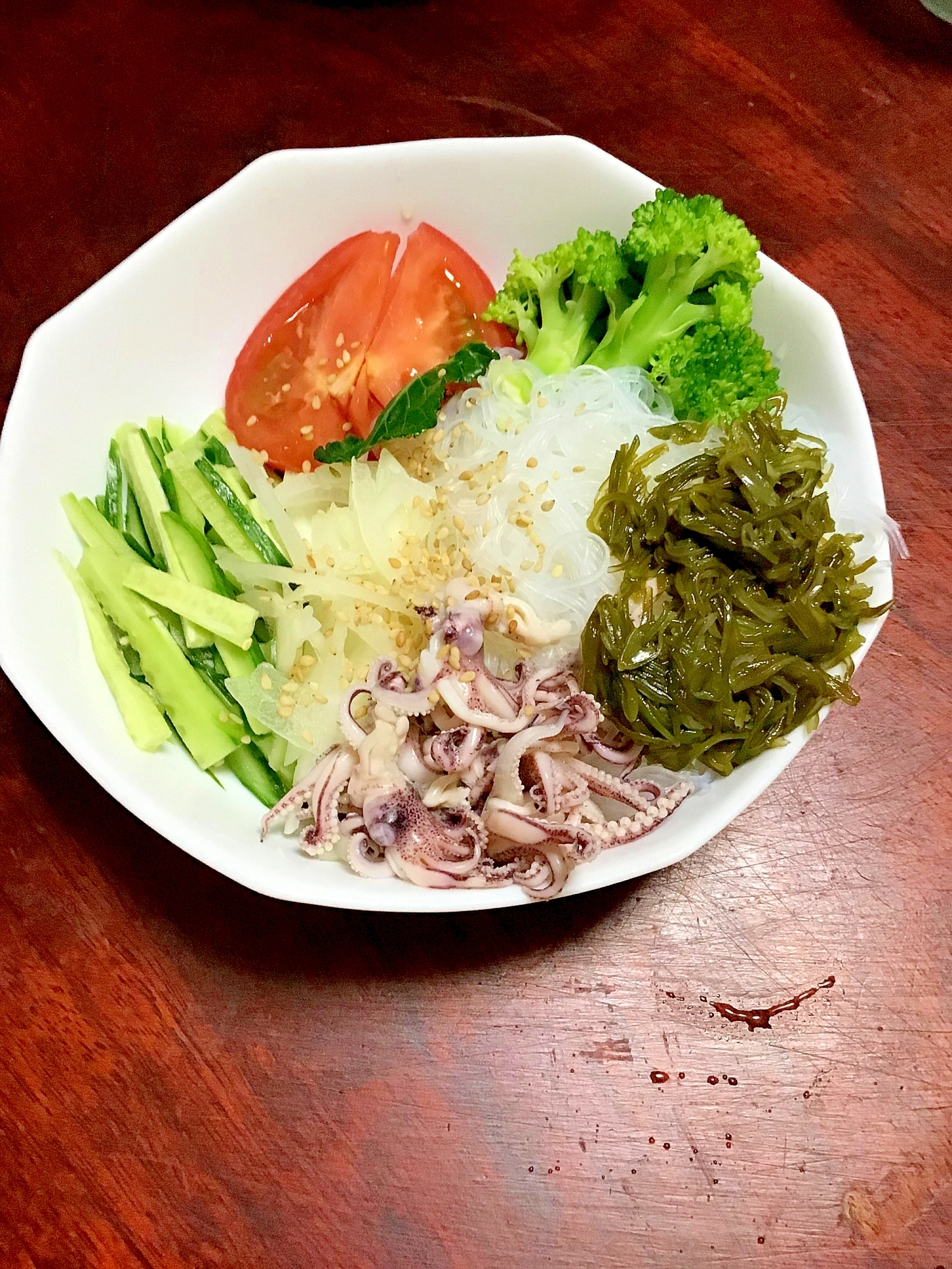 ヒイカとメカブと春雨の野菜サラダ。