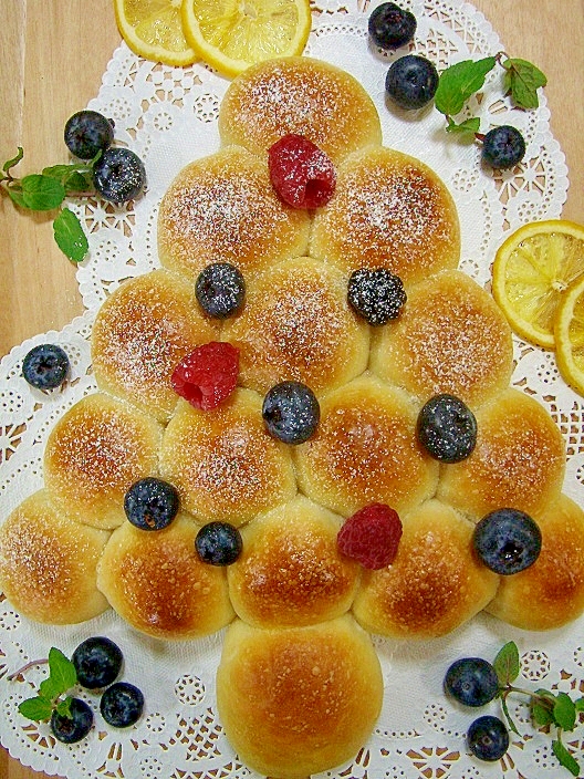 レースペーパーにのったクリスマスツリーちぎりパン