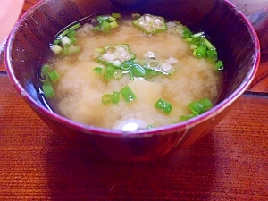 豆腐と青ネギ＆オクラの味噌汁