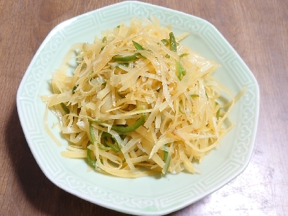 青椒土豆絲(細切りピーマンとジャガイモの炒め物)