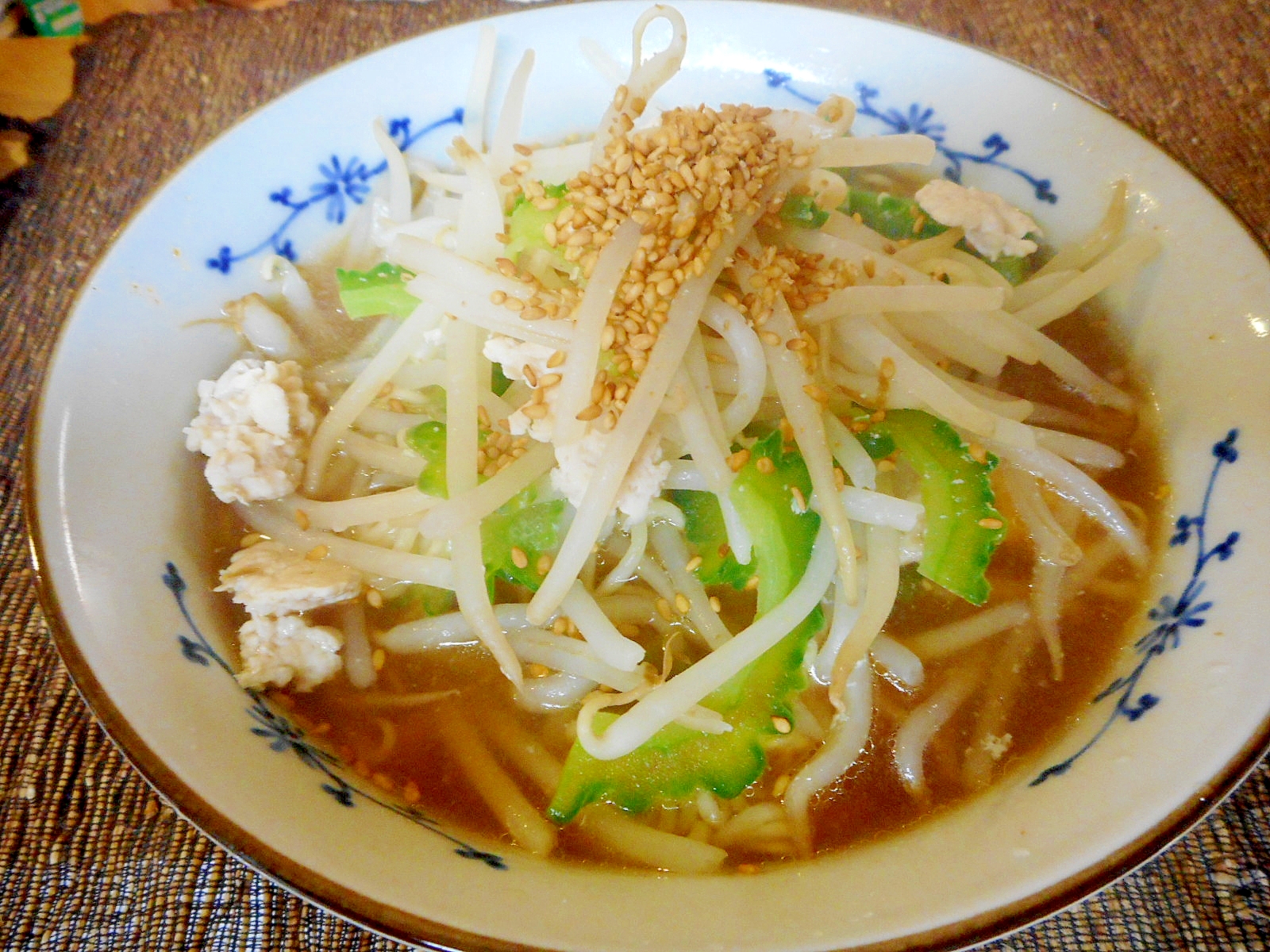 ひき肉、ゴーヤ、もやし炒めのラーメン