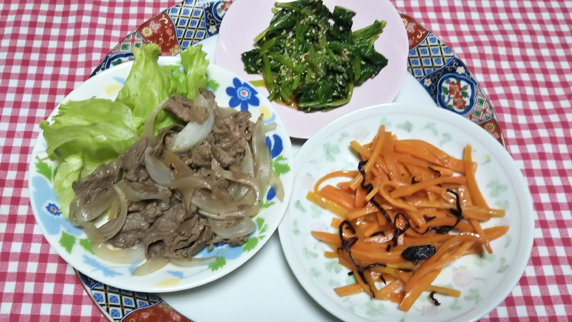 牛肉玉ねぎ炒めとほうれん草胡麻和えと人参塩昆布炒め