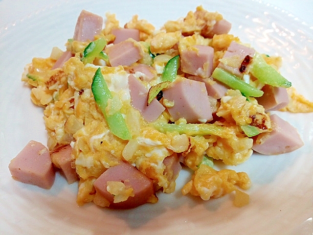魚肉ソーセージと胡瓜と玉ねぎの卵炒め