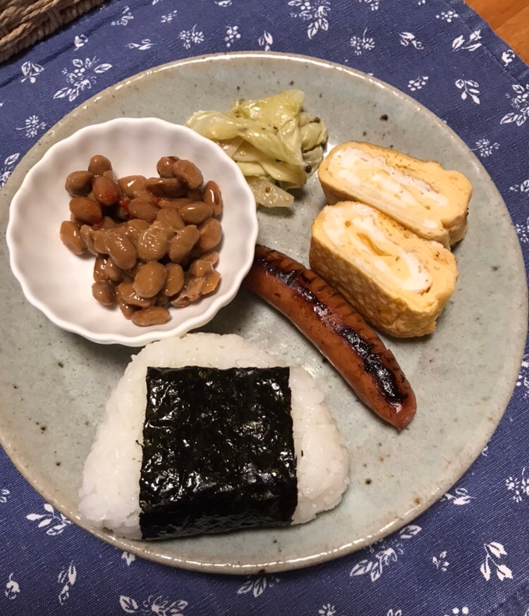 海苔巻きおむすびと納豆、卵焼きの朝ごはん