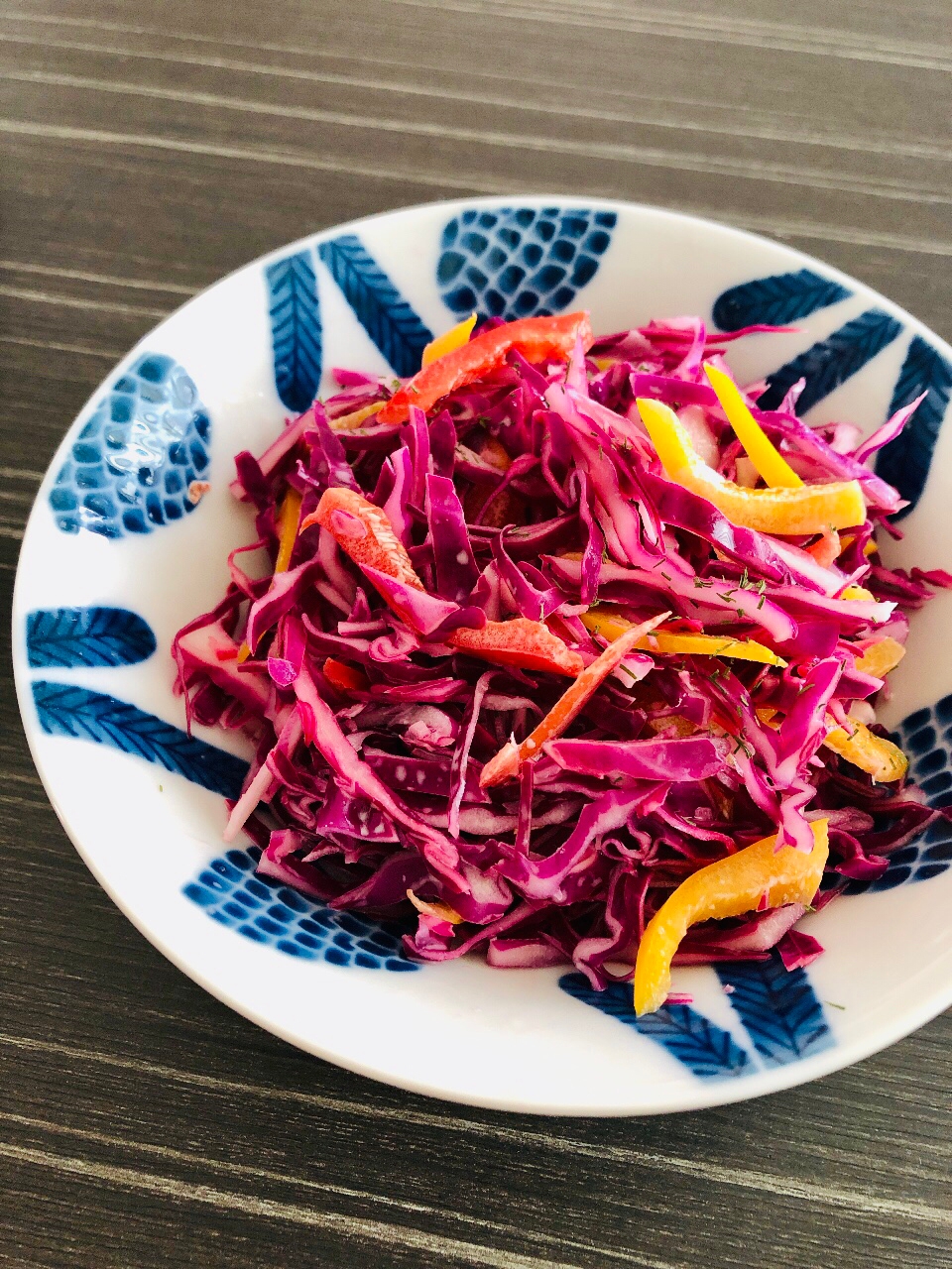 紫キャベツとパプリカの映える和えサラダ