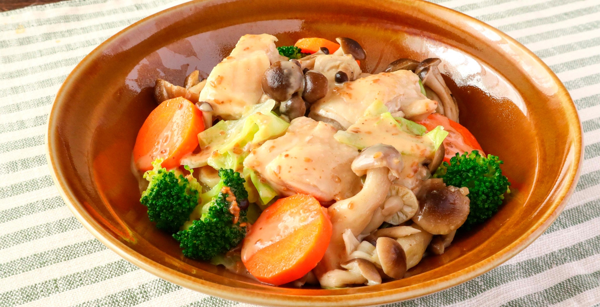 しめじと鶏もも肉のごま風味温サラダ