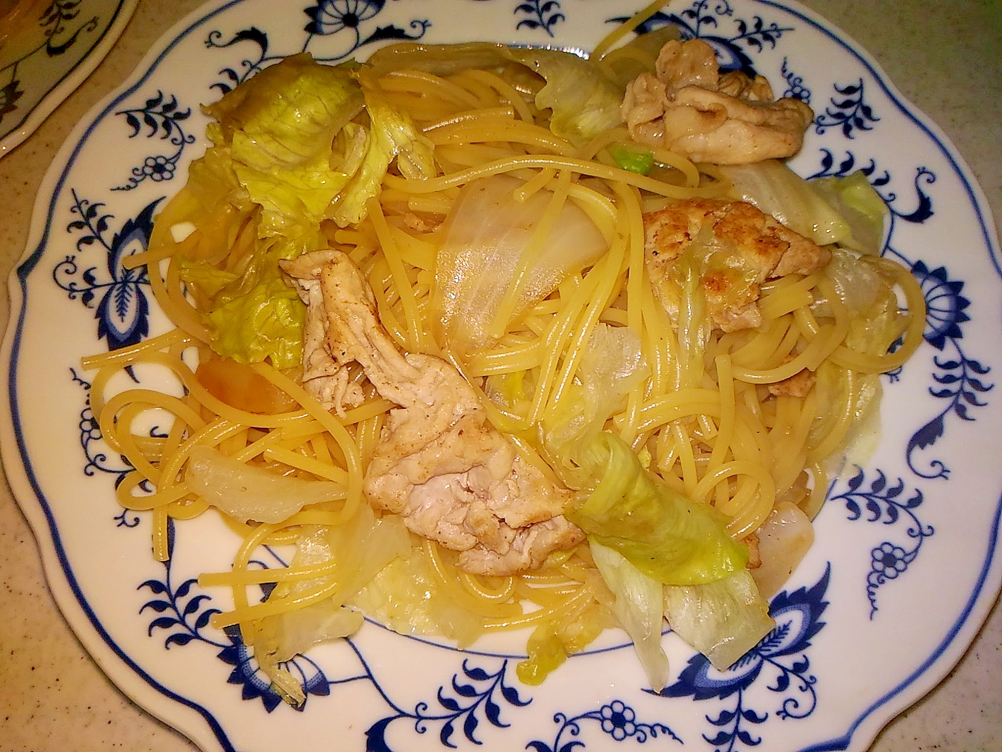 レタスと豚肉、柚子胡椒風味の和風パスタ