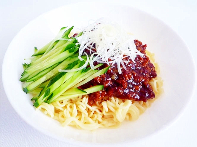 インスタント麺でお手軽　ジャージャー麺