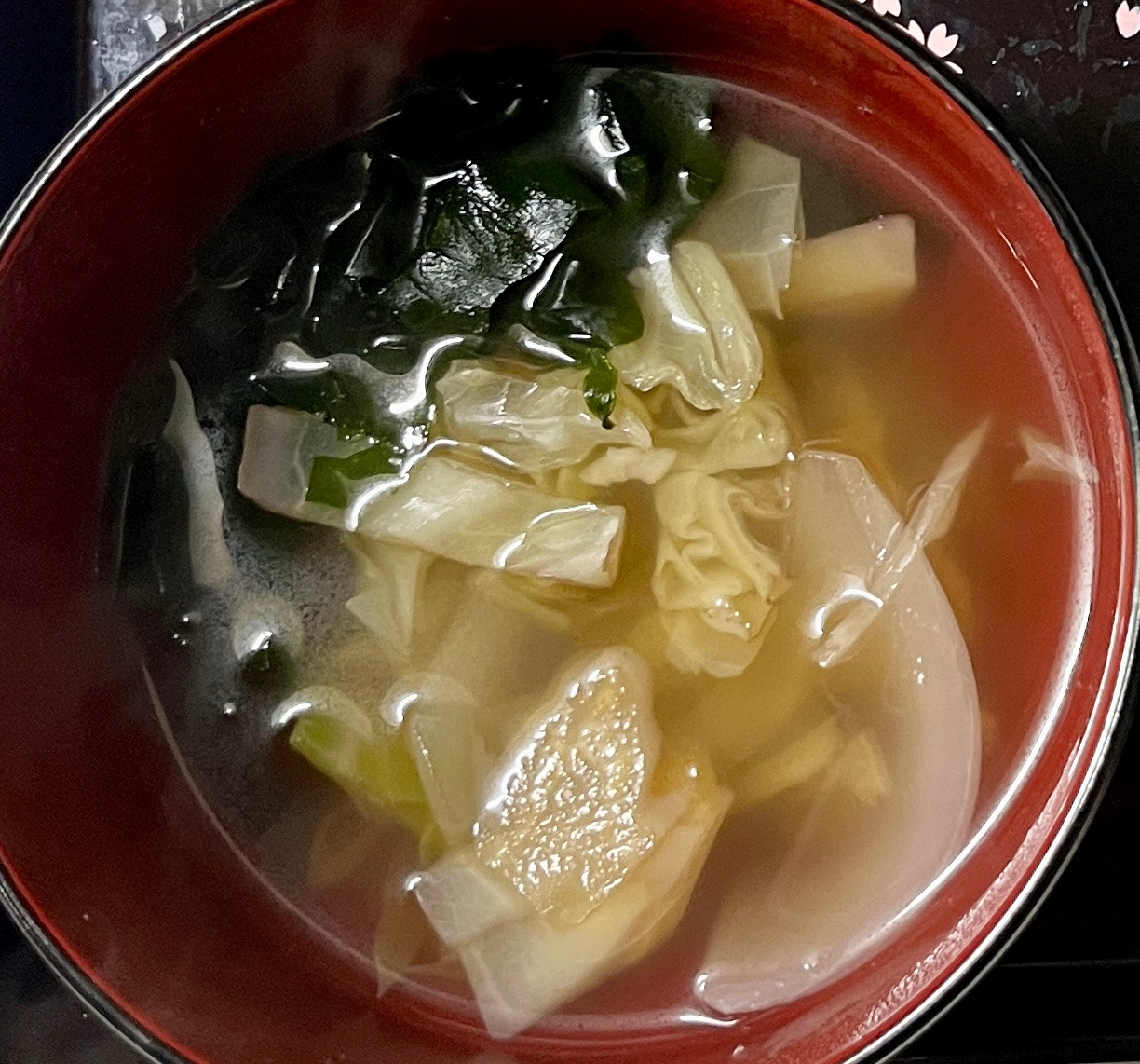 キャベツと玉ねぎのわかめスープ