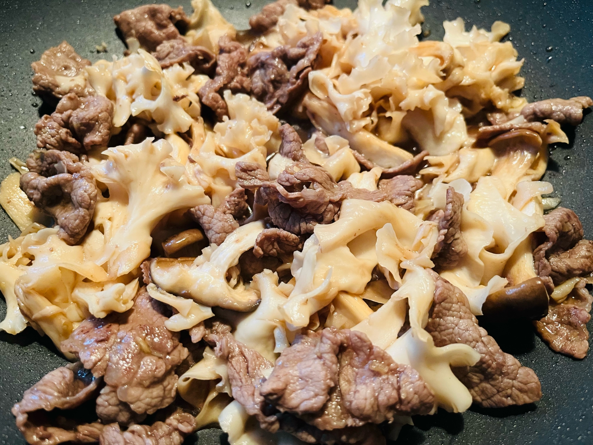 簡単メイン♩¨̮牛肉とキノコの炒め物