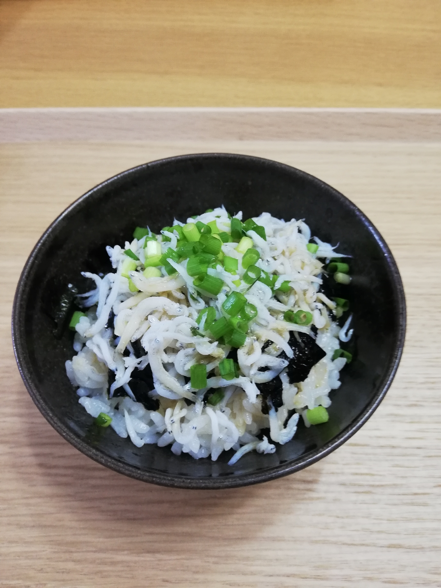 超簡単！ごま油風味のしらす丼♪